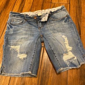 Excellent Condition. Size 0. Distressed O’Neill Cali Denim